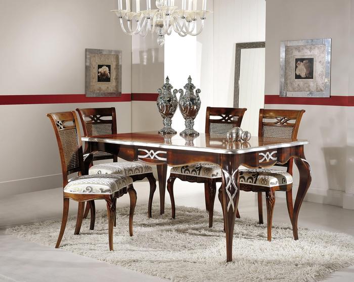 Sala da pranzo in noce con tavolo, sedie e specchiere