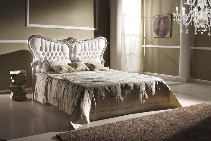 Camera da letto color panna con letto capitonné e comò