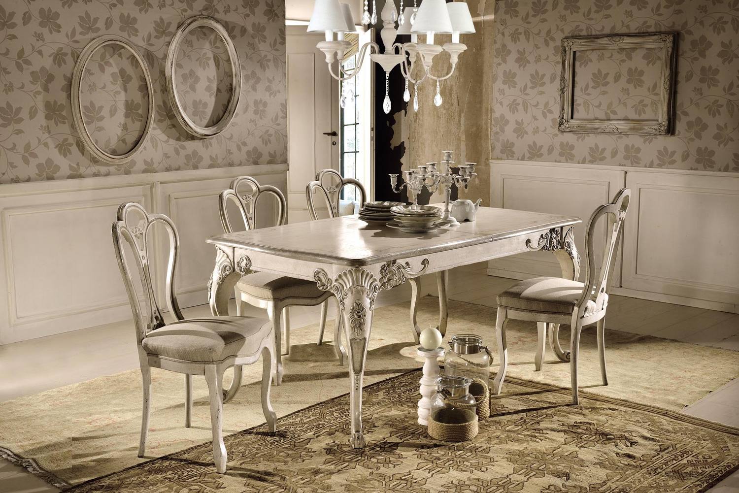 Sala da pranzo con tavolo e sedie in legno laccato bianco e argento, realizzati da Meggiorini Santino